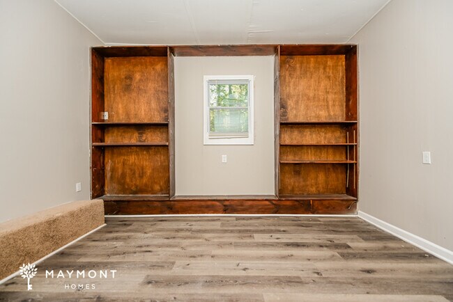 Photo - 422 Hawthorne Cir