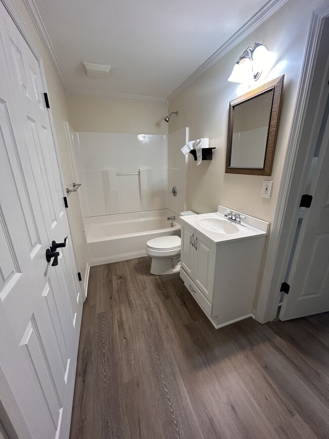 baño completo - 2002 Fairbrook Ln Unidad 2002 Basement Apt