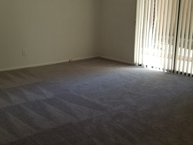 Photo - Dicken's Court Apartments