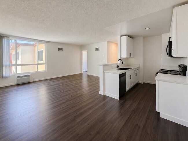 Photo - Western Serrano Ave Apartments