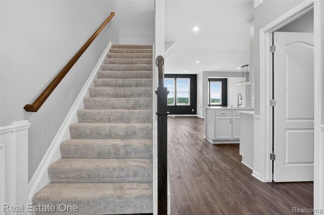Modern 3-Bedroom Condo in Lake Orion Near I-75
