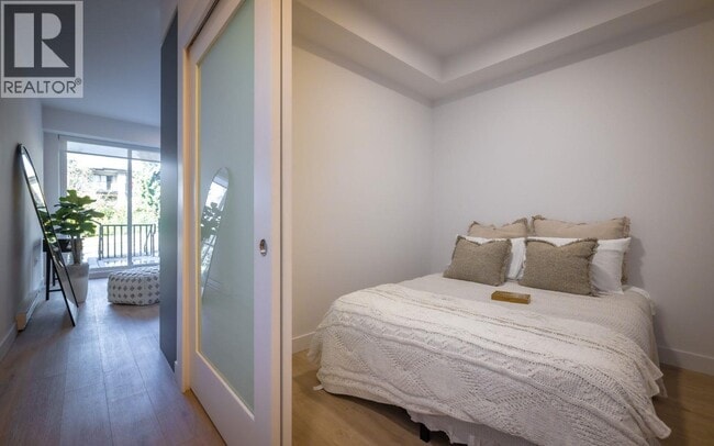 Photo - 2590 Lonsdale Ave