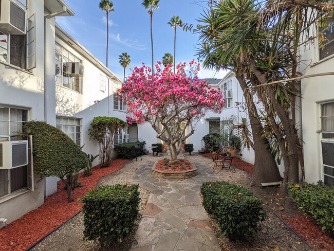 Garden Area in the Day - 7675 Hollywood Blvd Unidad 14