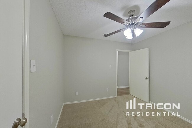 Photo - 403 Hollyberry Dr