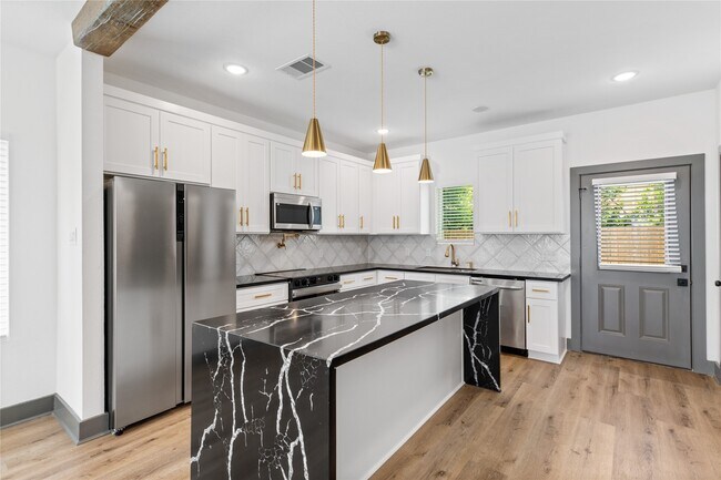 Photo - 6813 Parkhurst Dr