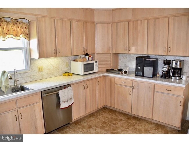 Photo - 911 Grings Hill Rd