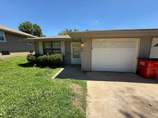 Building Photo - 2BR 1BA Duplex w/ Garage and Shared Yard in Blue Springs Unit 402