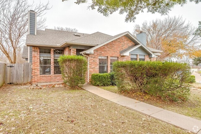 Building Photo - One Side of Very Nice Duplex S Arlington- ... Rental