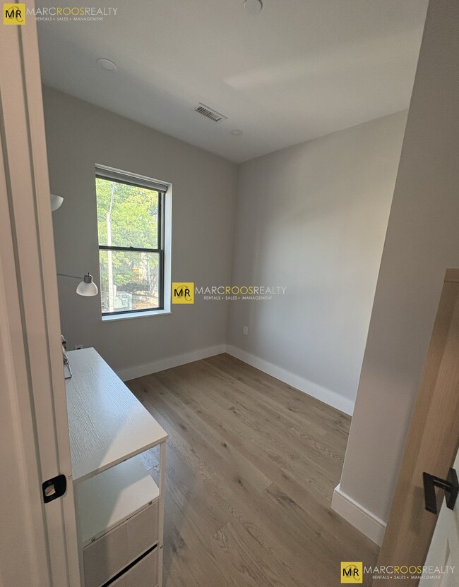 Photo - 169 Maverick St Unidad 2