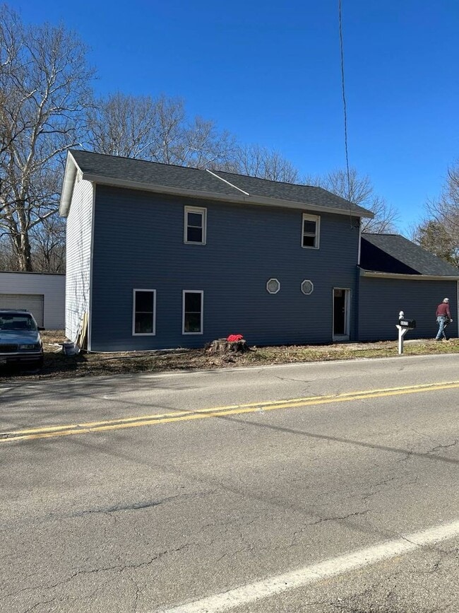 Building Photo - Spacious Home