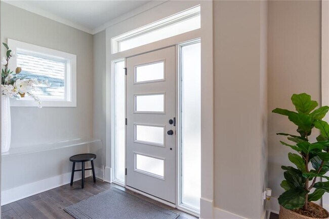 Photo - 704 W 45th St