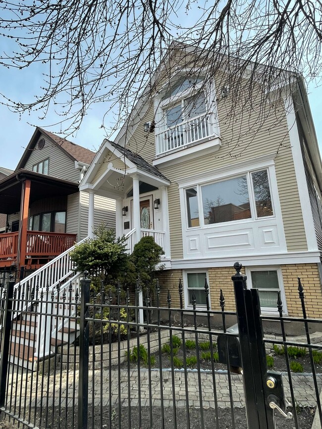 Building Photo - 3223 N Richmond St Unit 1