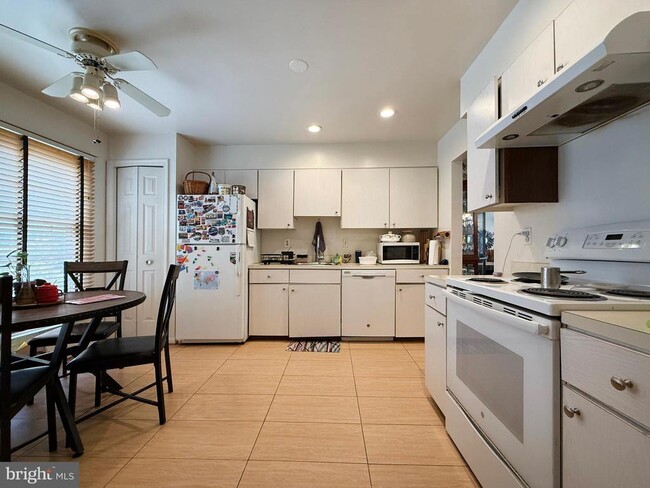 Building Photo - 7136 Swansong Wy