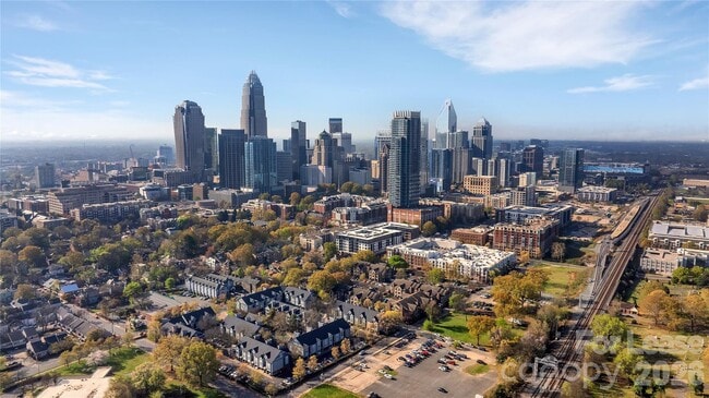 Building Photo - 505 N Graham St Unit 2C