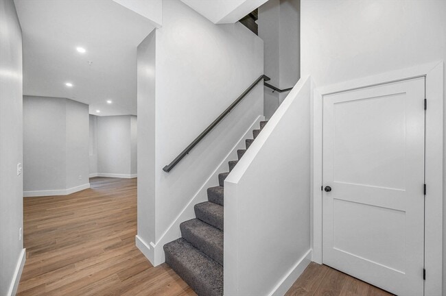 Building Photo - 241 W 6th St Unit 118