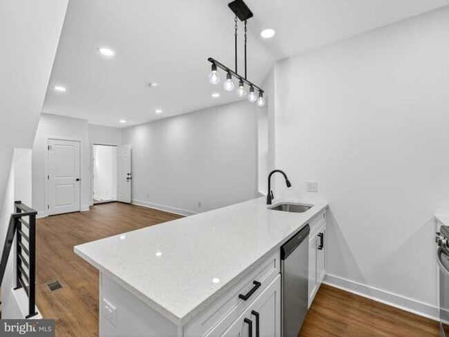 Photo - 5859 Delancey St