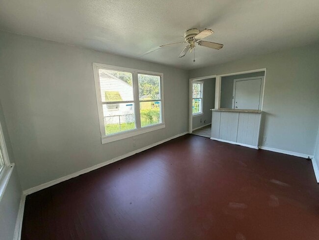 Photo - 2770 Lakehurst Ave