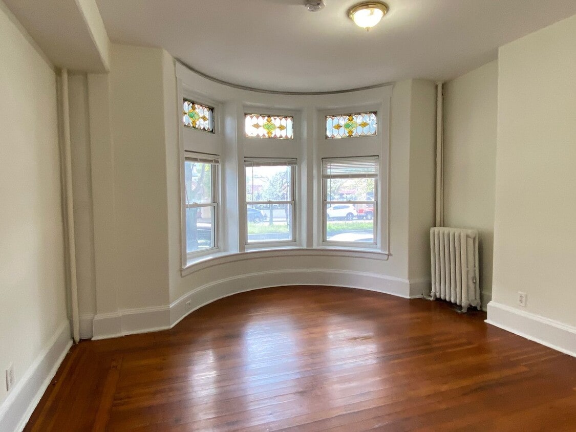 Large, sunny 1 bedroom unit located next t... - Large, sunny 1 bedroom unit located next t...