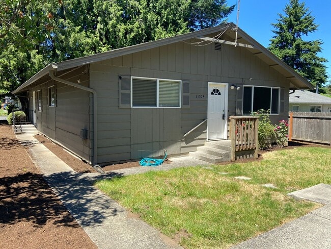 Building Photo - Cozy 2BD Duplex With Driveway Parking In Rose Village Neighborhood!
