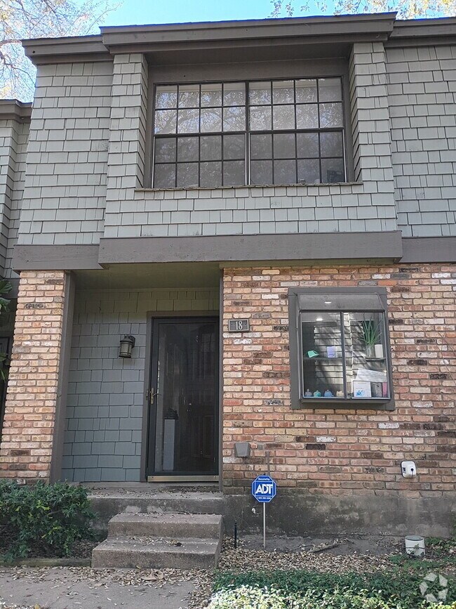 Building Photo - *Gated Northwest Hills Community - Two-Sto... Unit 18 Rental