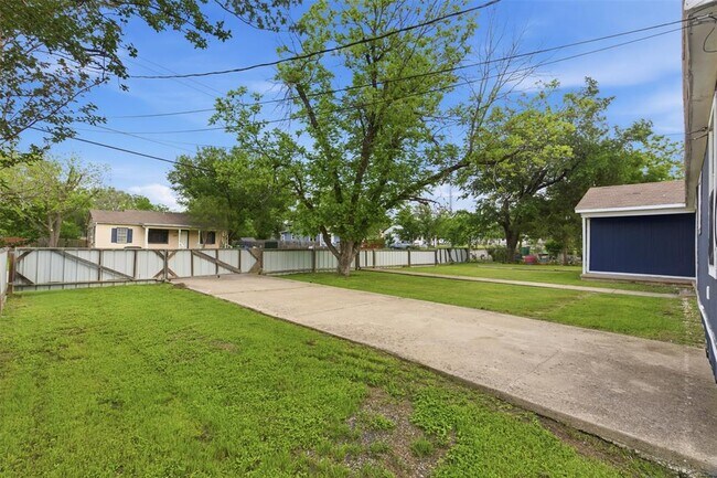 206 Oscar St