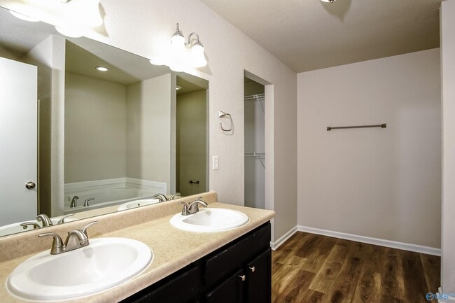 Photo - 202 Valleyside Dr NE