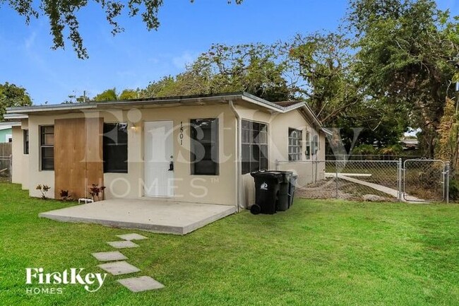 Building Photo - 1501 NW 16th Ln Rental