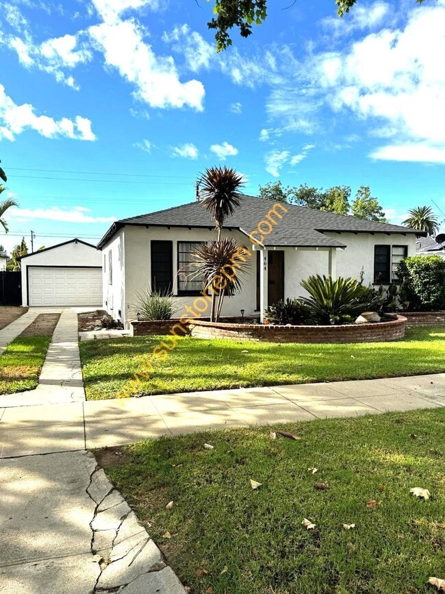 Building Photo - Stunning 2 Bedroom, 1 Bathroom Home on a L...