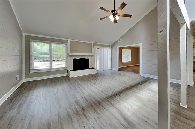 Photo - 1100 Lake Dr