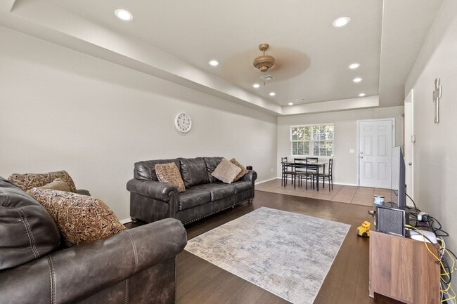 319 E Modoc Ave