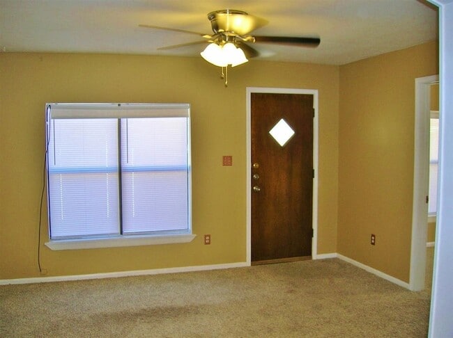 Photo - 800 Vanderveer