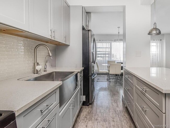 Building Photo - 9 Fordham Hill Oval Unit 11C