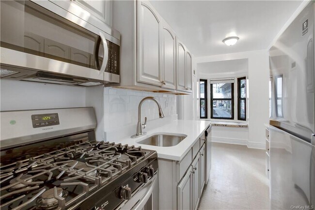 Photo - 234-254 Martine Avenue