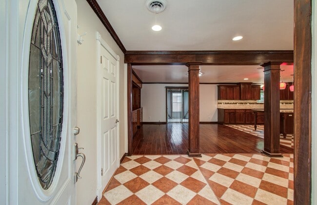 Photo - 1722 Front St