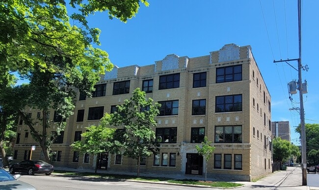 Building Photo - 1549 W Sherwin Ave Rental