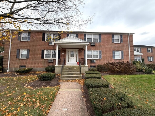 Building Photo - 27 Brewster Rd Unit APT D