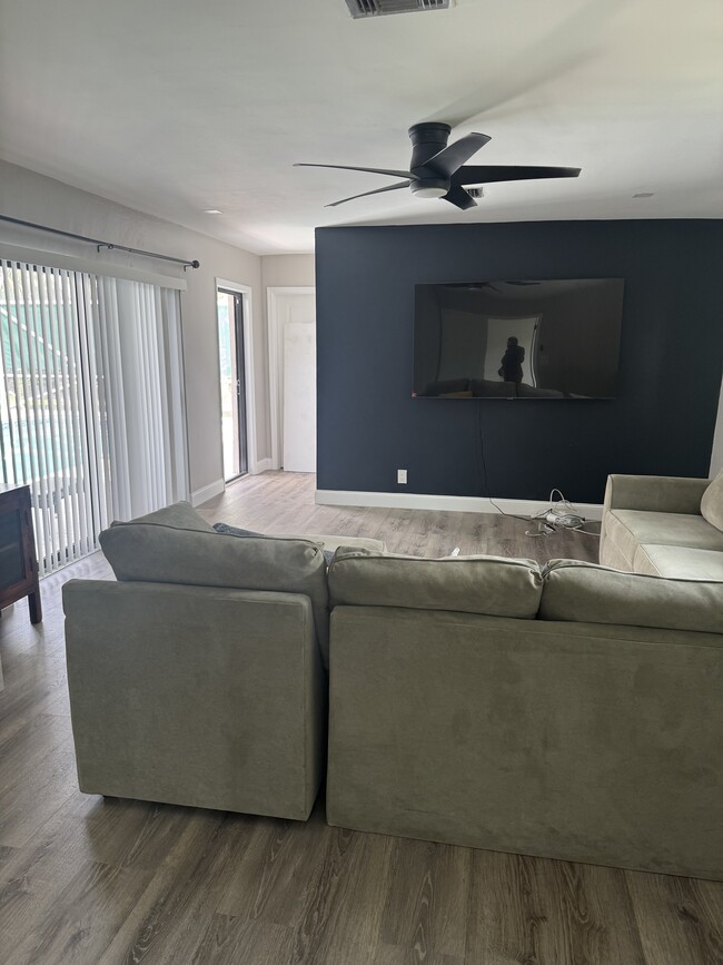 living room - 10315 NW 39th Mnr