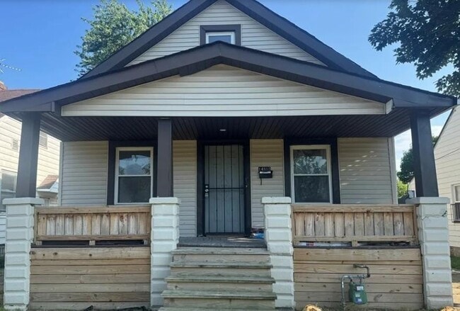 Building Photo - 14910 Kingsford Ave