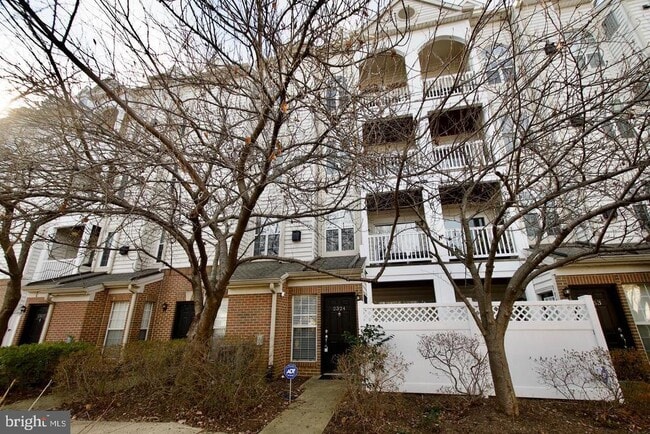 Building Photo - 2324 Henshaw Pl Unit 3