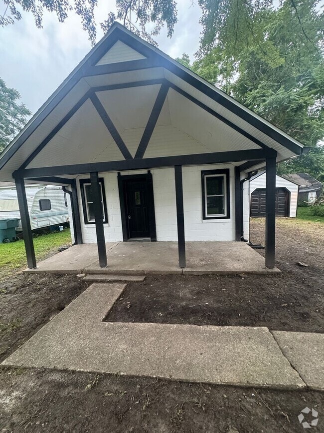 Building Photo - Newly Remodeled 2-Bedroom Apartment – Clos...