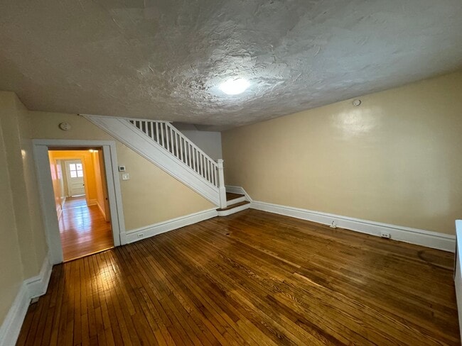 Building Photo - 3 Bedroom Single Family Home in Harrisburg!