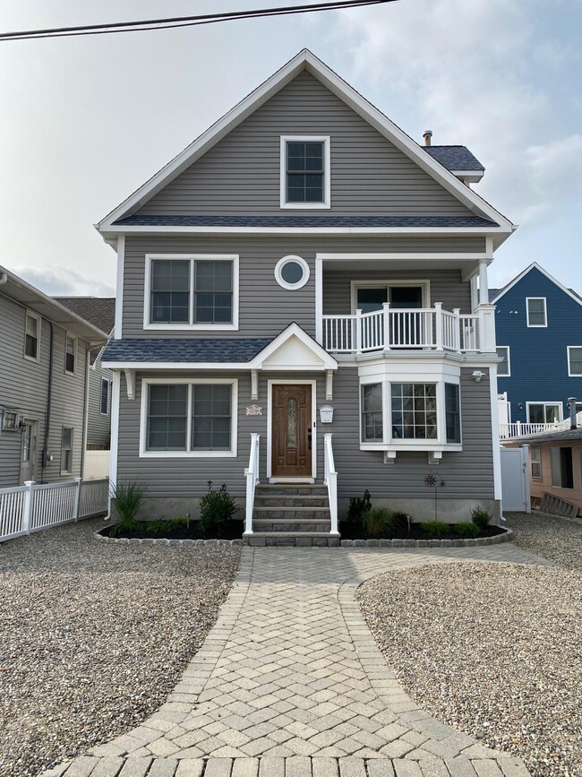 Building Photo - 219 3rd Ave