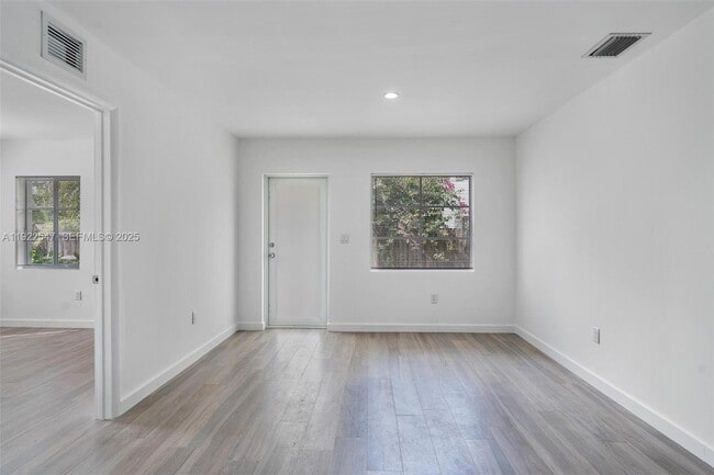 Photo - 515 NE 67th St Unidad 2