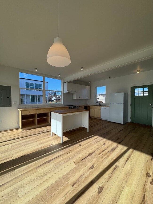 Photo - 4BR/3BA with Soaring Ceilings & Large Windows