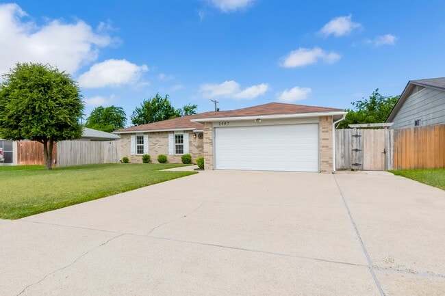 Building Photo - 2307 Traverse Dr