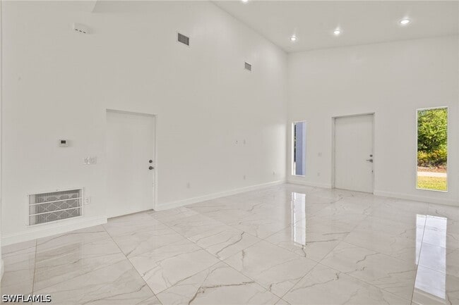Photo - 840 Carpenter St E