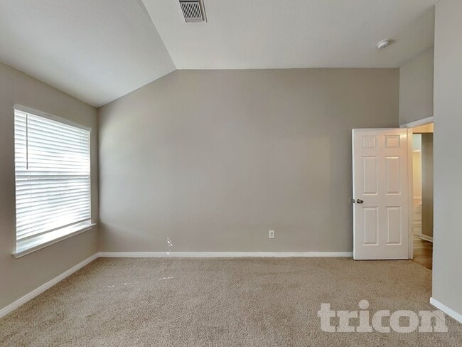 Photo - 352 Meadow Park