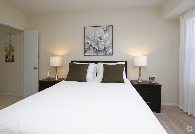 2BR, 2BA - 1002sf A- Master Bedroom