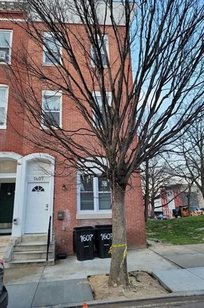 1607 Division St Unidad 3B Available $650