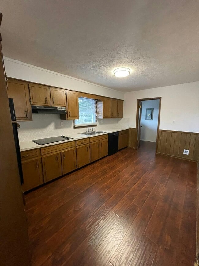 Photo - 3052 Robinson Rd NE